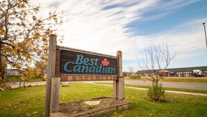 Señal de Best Canadian Motor Inns con un logotipo de hoja de arce.
