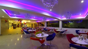 Serveert ontbijt, lunch, diner, internationale gerechten