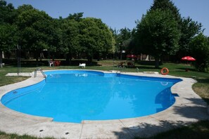 Piscina a l'aire lliure de temporada (horari: 11:00-20:00) i para-sols