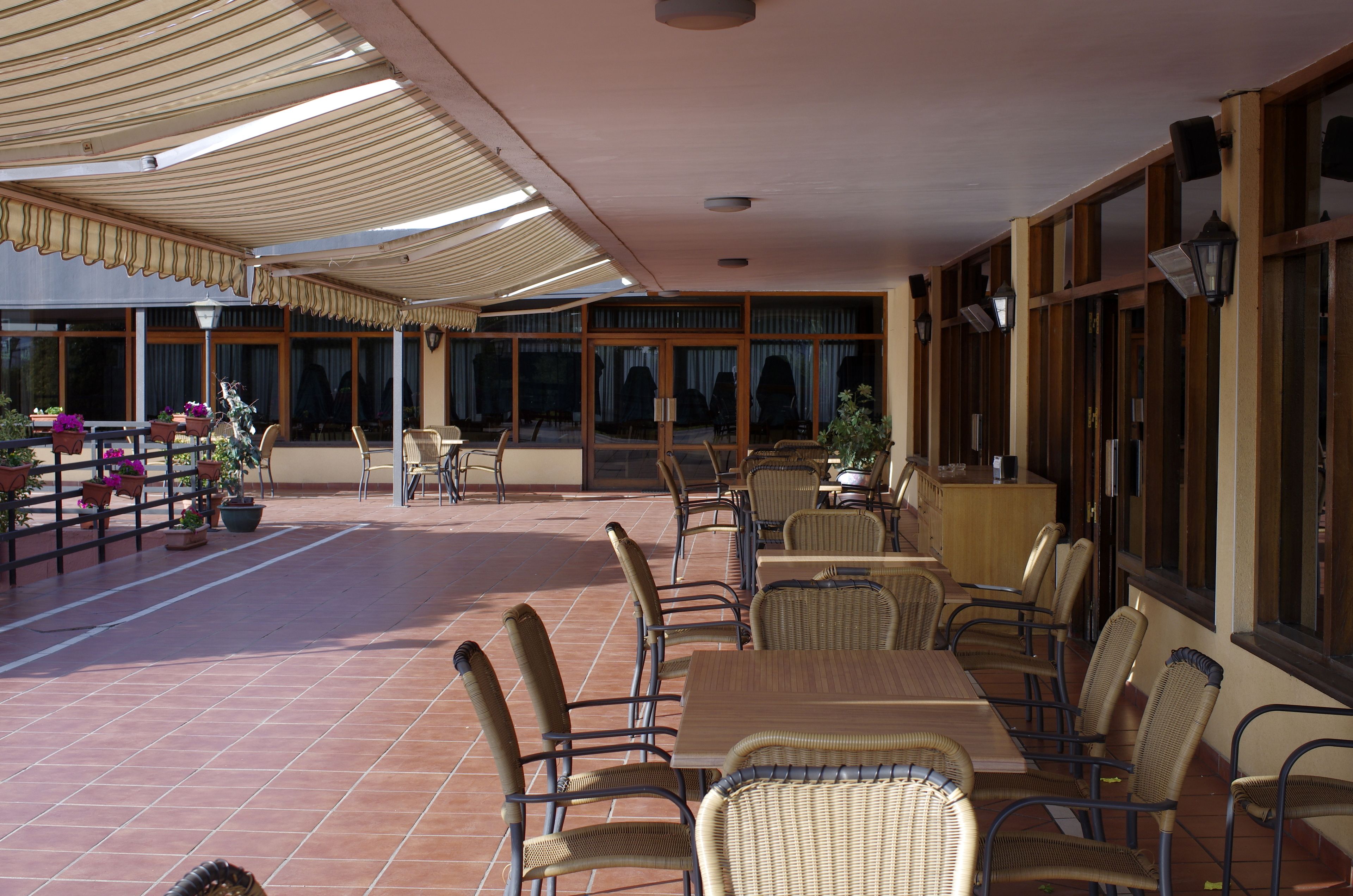 供应早餐、午餐和晚餐，地方菜