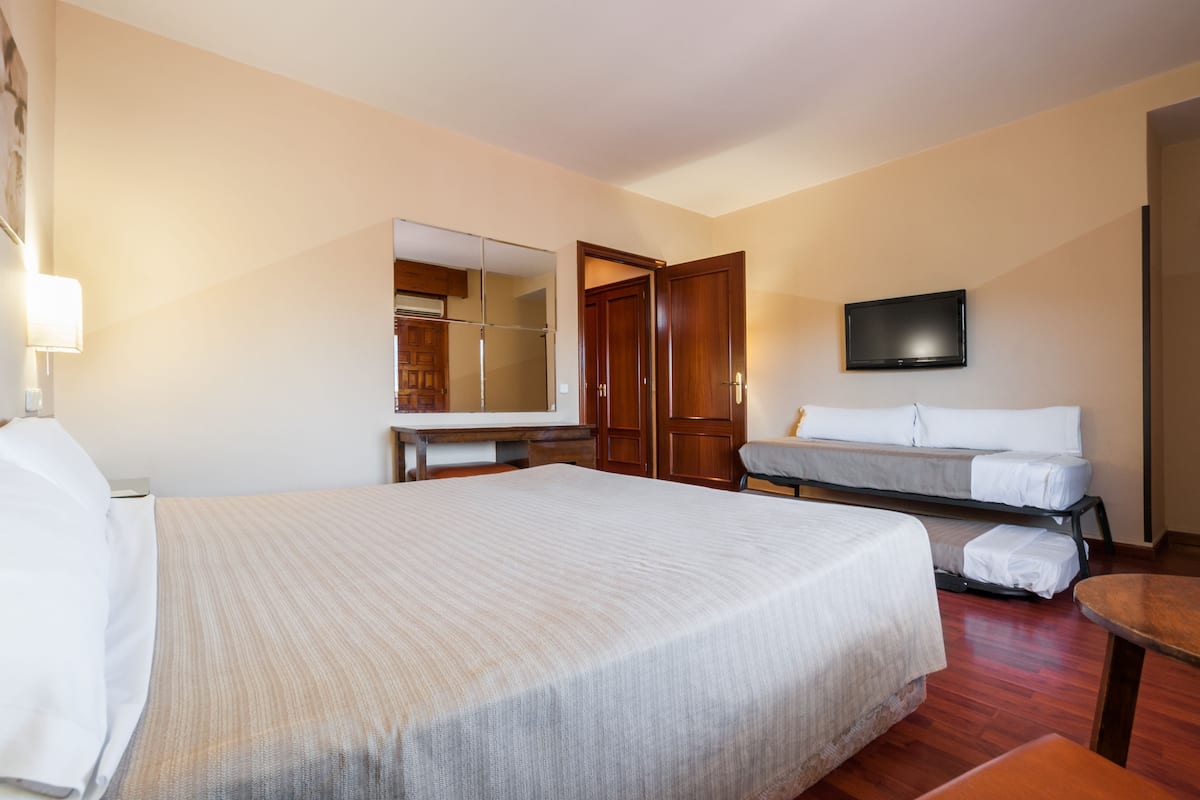Habitación familiar | Caja fuerte, escritorio, cortinas opacas y wifi gratis
