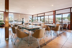 Serveert ontbijt, lunch, diner, lokale gerechten 