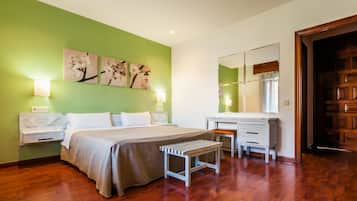 Tweepersoonskamer, voor 1 persoon | Een kluis op de kamer, een bureau, verduisterende gordijnen, gratis wifi