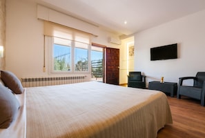 Cofres nos quartos, escrivaninha, cortinas blackout, Wi-Fi de cortesia