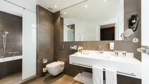 Premium Room, 1 King Bed | Bathroom - Holiday Inn Dresden - Am Zwinger by IHG (Dresden)