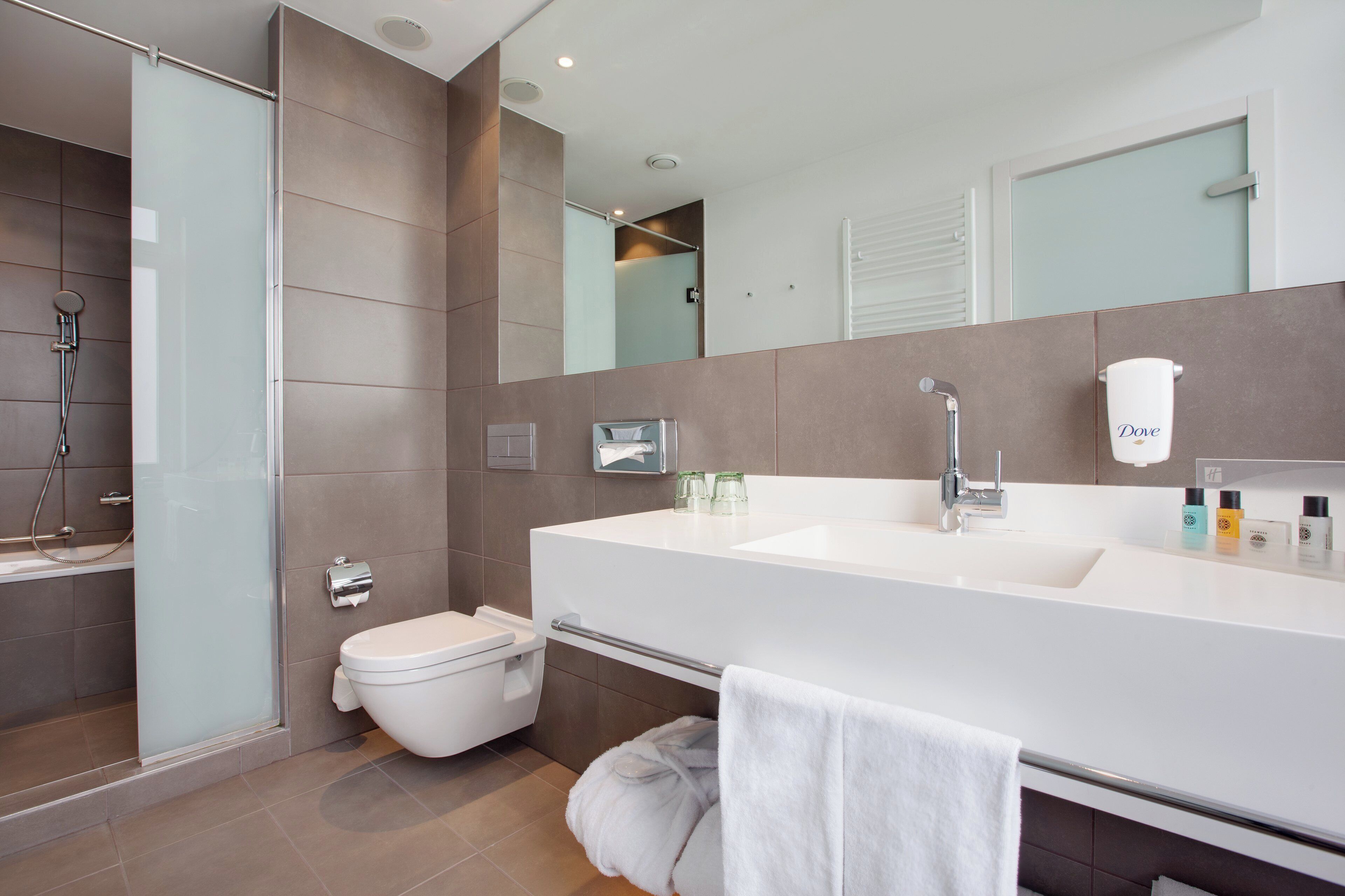 Ein modernes Badezimmer mit Dusche, Toilette und Waschbecken.