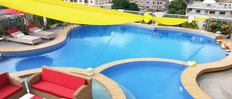 Piscina coberta, para-sols i gandules