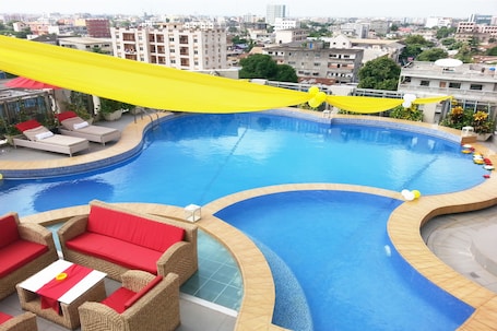 室内游泳池,池畔遮阳伞,日光浴躺椅