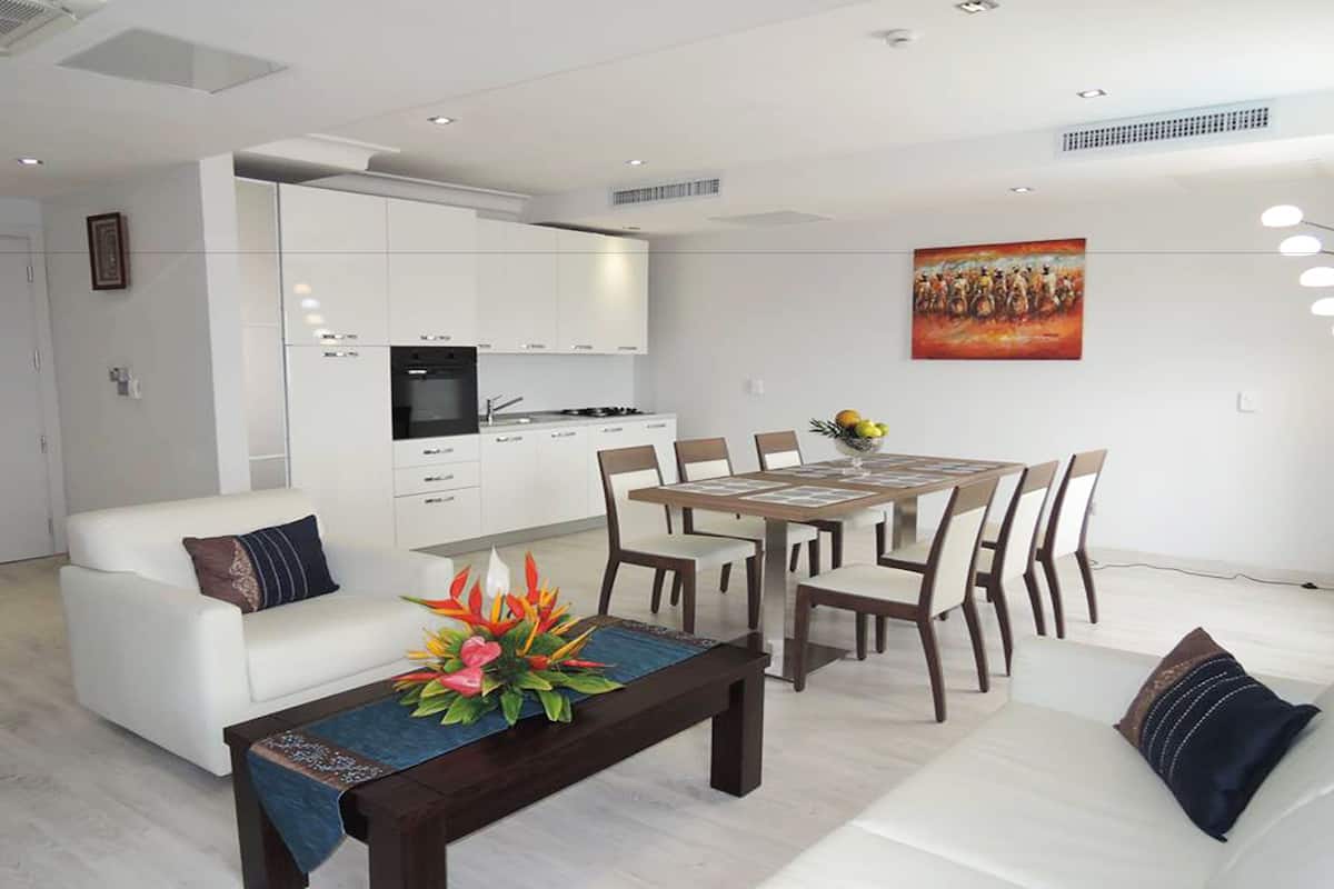 Executive suite, 2 slaapkamers | Privékitchenette | Een mini-koelkast, een koffiezetapparaat/waterkoker, een waterkoker