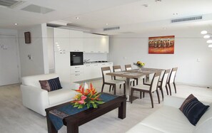 Executive suite, 2 slaapkamers | Privékitchenette | Een minikoelkast, een koffiezetapparaat/waterkoker, een waterkoker