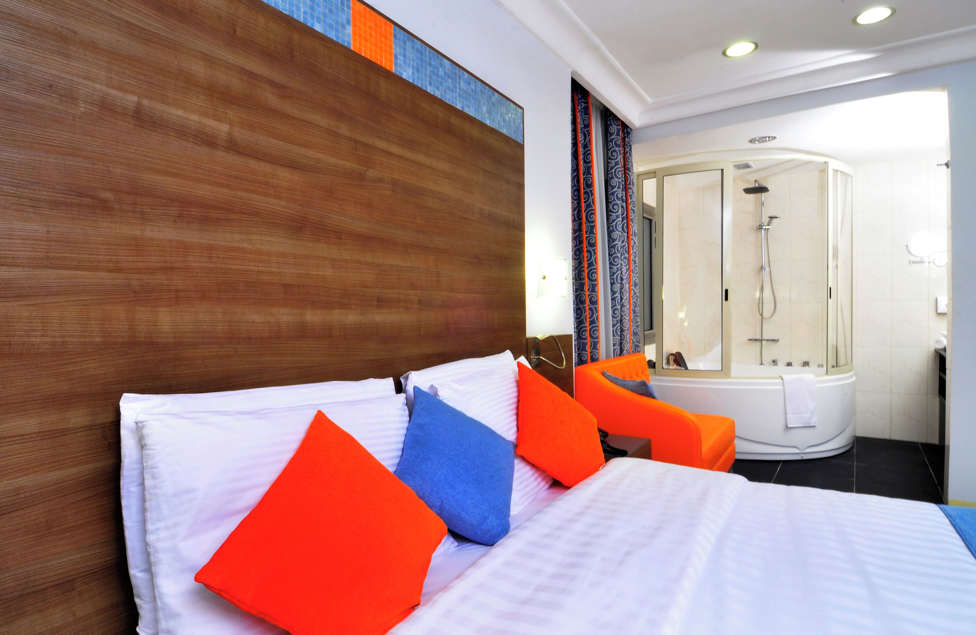 Premium bedding, in-room safe, desk, blackout drapes