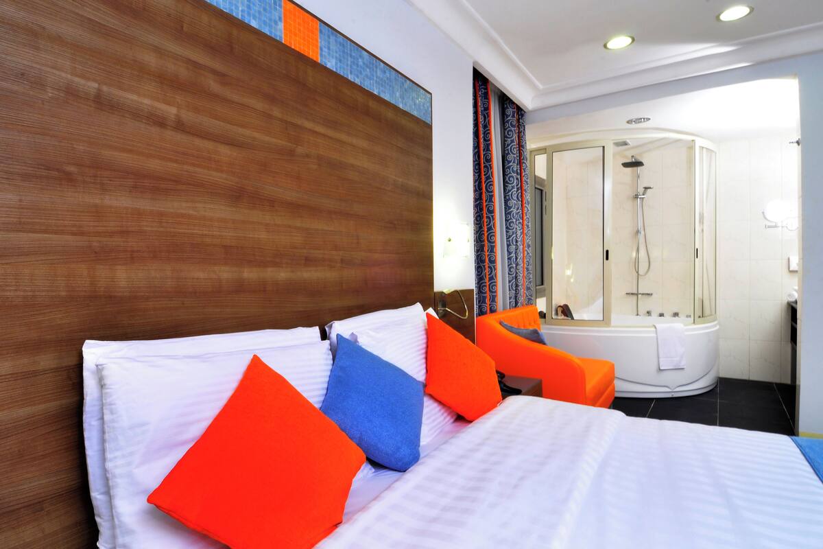 Premium bedding, in-room safe, desk, blackout drapes