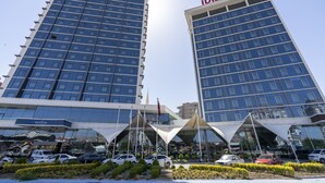 Dos hoteles de gran altura, Novotel e ibis Hotel, con arquitectura moderna y un cielo despejado.