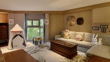 Familiekamer, 1 kingsize bed, uitzicht op tuin | Woonkamer | Een televisie, een iPod-dock, tafelvoetbal en een tafeltennistafel