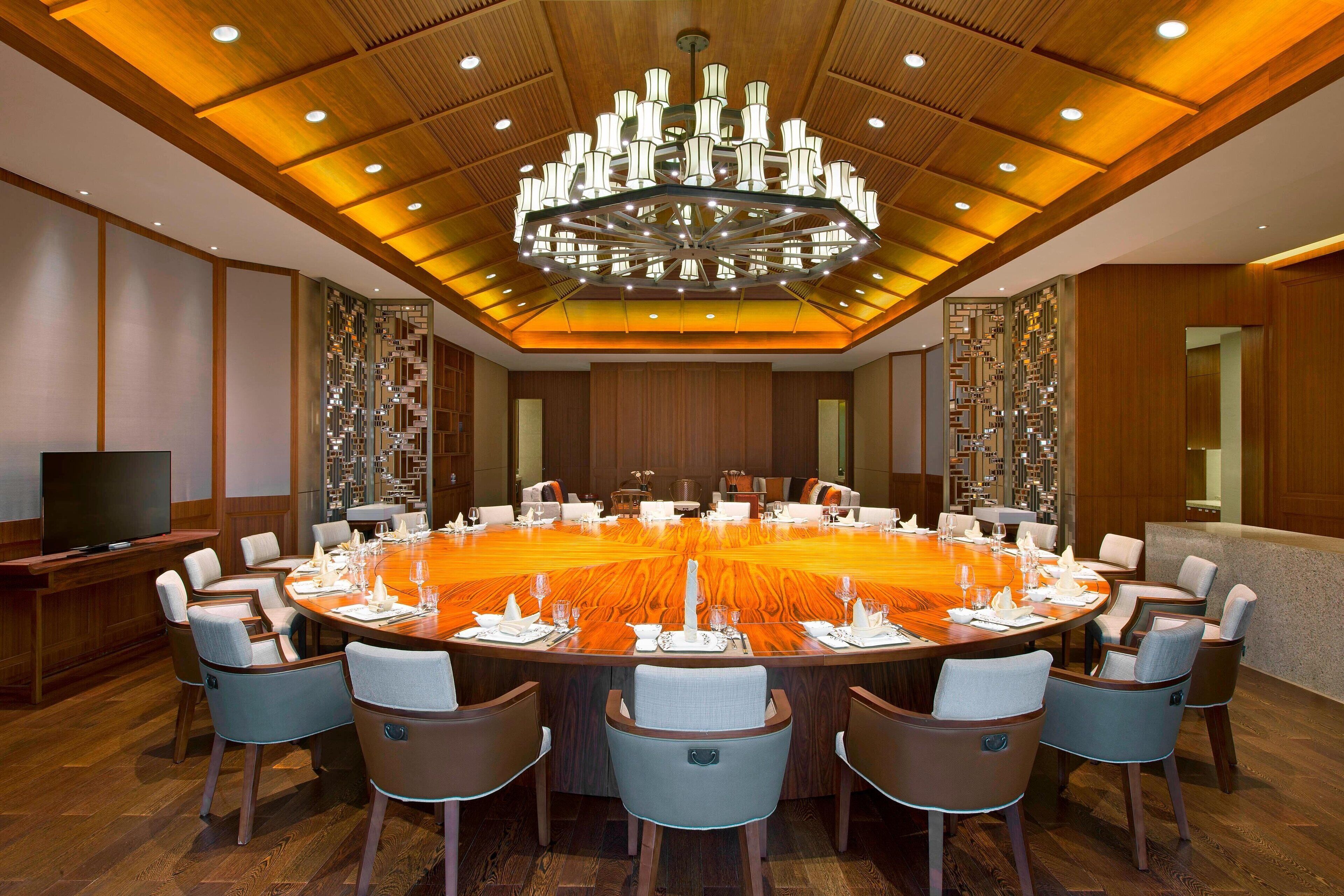 3 restaurants, breakfast, lunch, dinner served; chinese cuisine