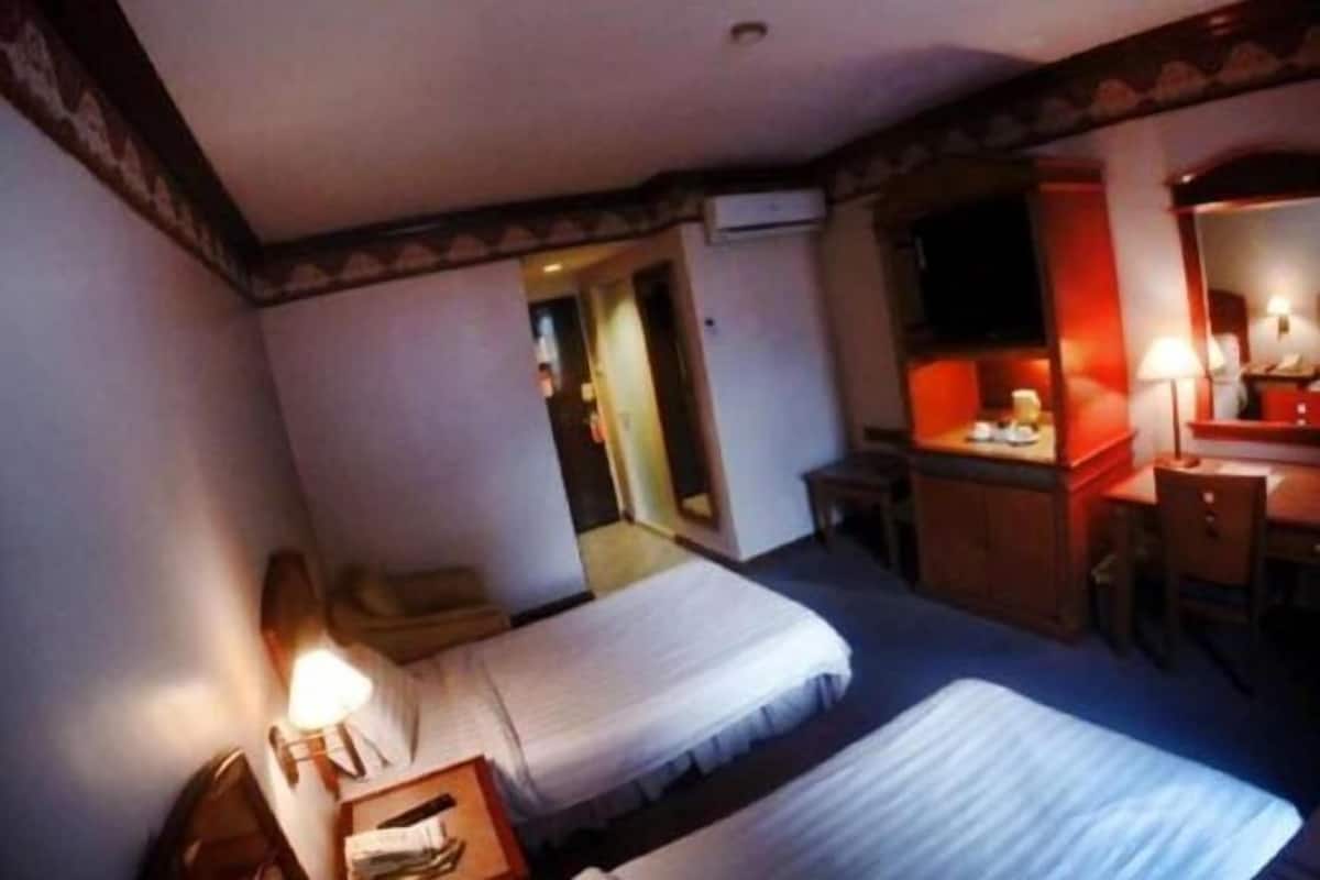 1 Schlafzimmer, Schreibtisch, schallisolierte Zimmer