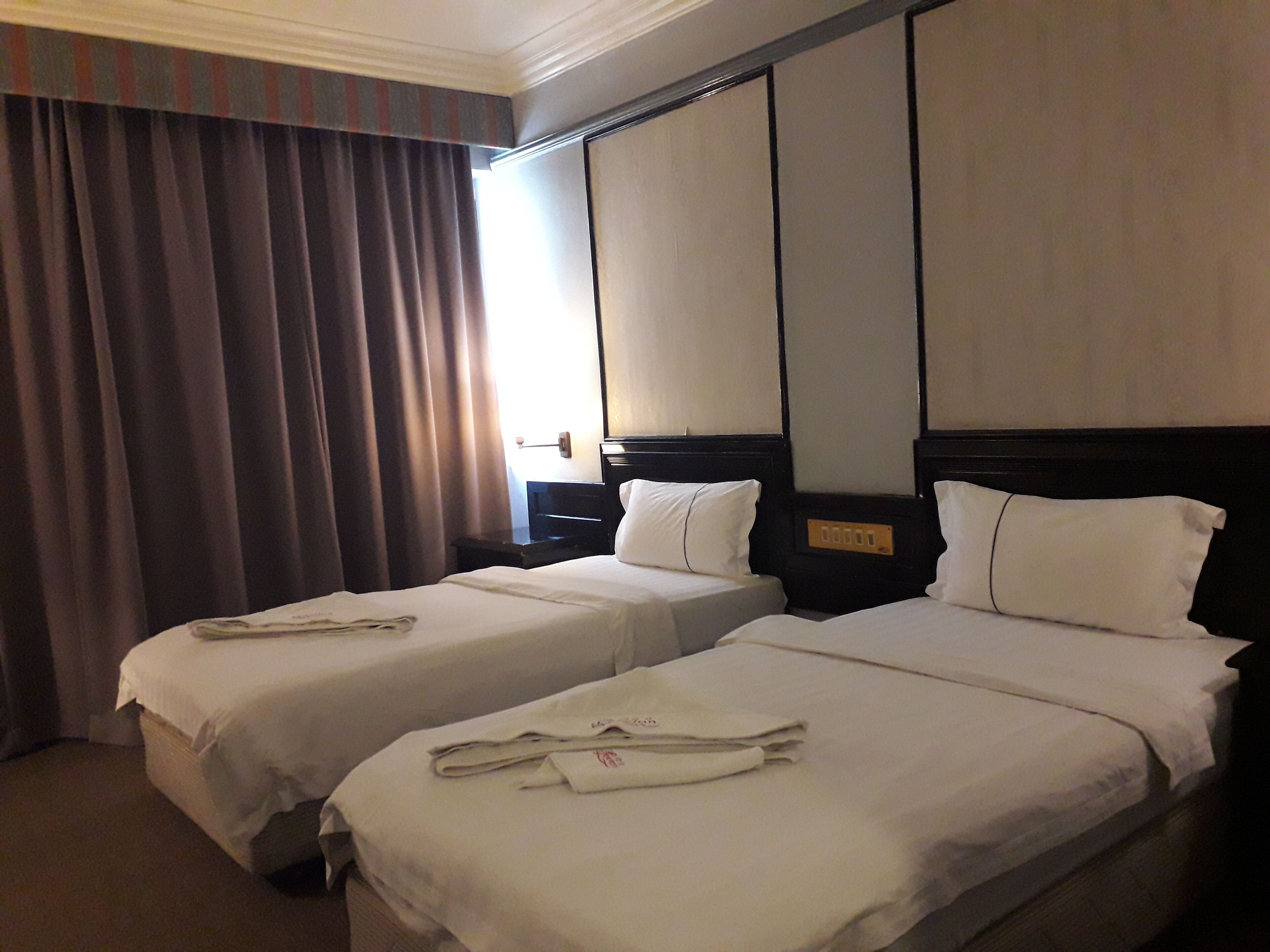 superior twin | desk, soundproofing, iron/ironing board, bed sheets