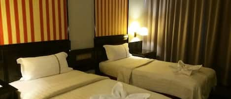 Superior Twin Room | Meja, kalis bunyi, seterika/papan seterika, cadar katil 