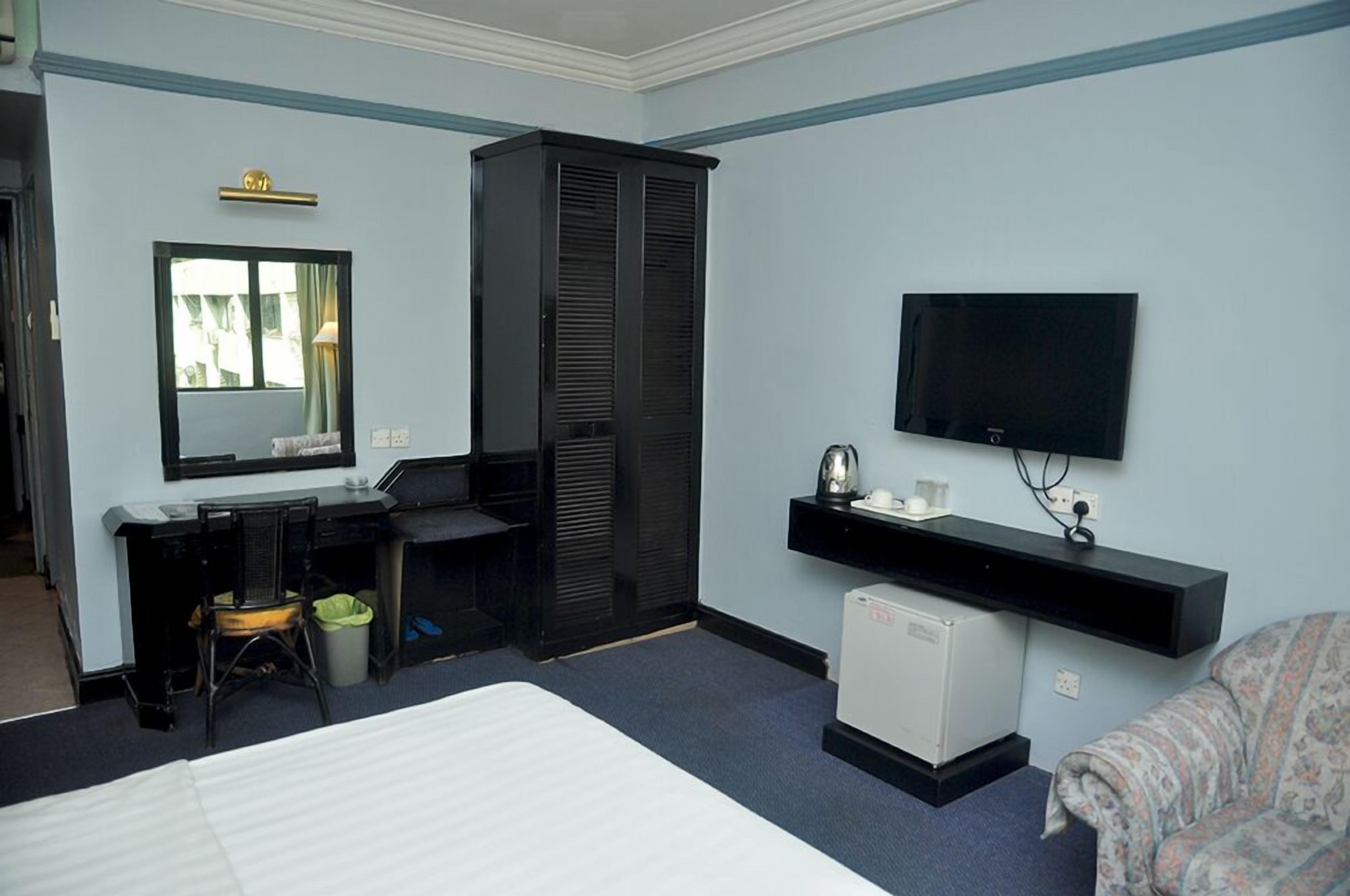 deluxe queen | desk, soundproofing, iron/ironing board, bed sheets