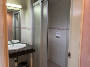 Standard Single | Bathroom shower - Hotel DeLeeton (Kota Kinabalu)