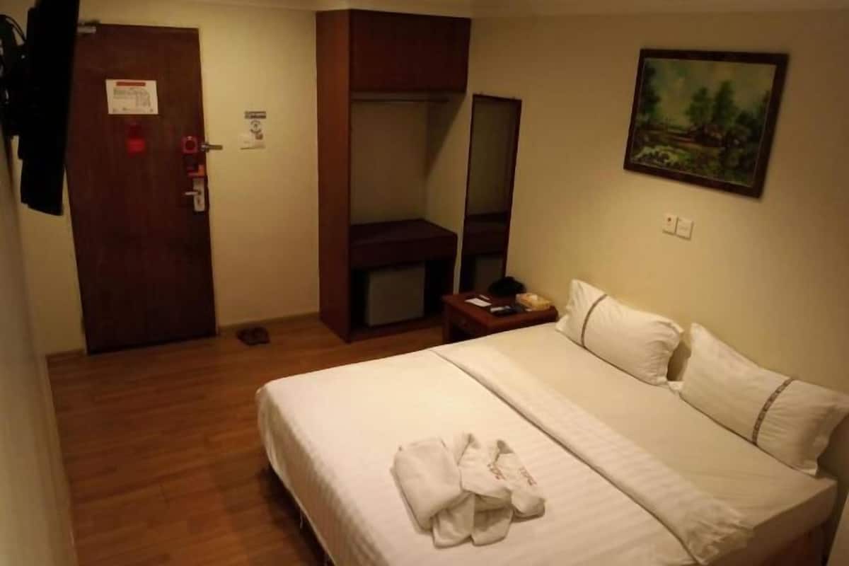 1 Schlafzimmer, Schreibtisch, schallisolierte Zimmer