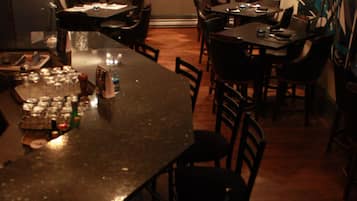 Phục vụ bữa tối và happy hour