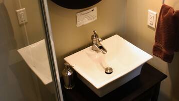 Economy Room, 1 Queen Bed, Ensuite | Bathroom sink