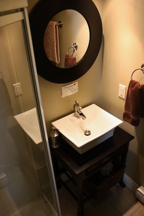 Habitación económica, 1 cama Queen size, baño en la habitación | Lavabo en el baño