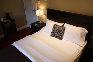 Deluxe Room, 1 Queen Bed, Ensuite | Desk, iron/ironing board, free WiFi