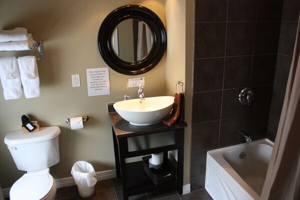 Habitación, 1 cama de matrimonio grande, baño privado | Baño | Artículos de higiene personal gratuitos, secador de pelo y toallas