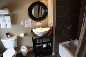 King Room, 1 King Bed, Ensuite | Bathroom | Free toiletries, hair dryer, towels