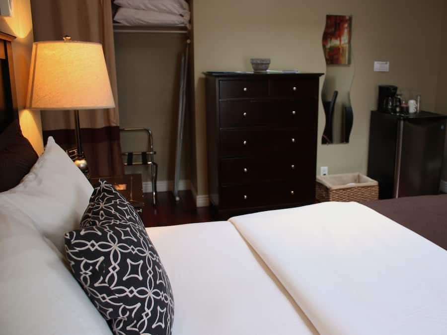 Escritorio, tabla de planchar con plancha y wifi gratis