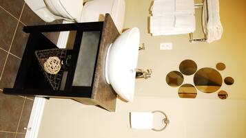 Articles de tocador gratuïts, assecador de cabells i tovalloles