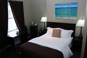 华丽客房, 1 张大床, 独立浴室 | 办公桌、熨斗/熨衣板、免费 WiFi