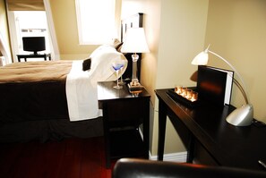 Queen Room, 1 Queen Bed, Kitchenette, Shared Bathroom
