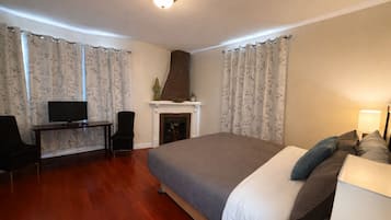 Deluxe Room, 1 Queen Bed, Ensuite