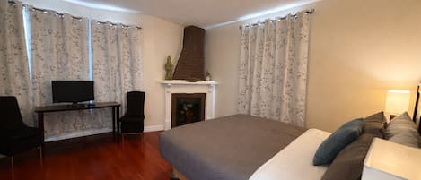 Habitación Deluxe, 1 cama de matrimonio, baño privado | Escritorio, tabla de planchar con plancha, wifi gratis