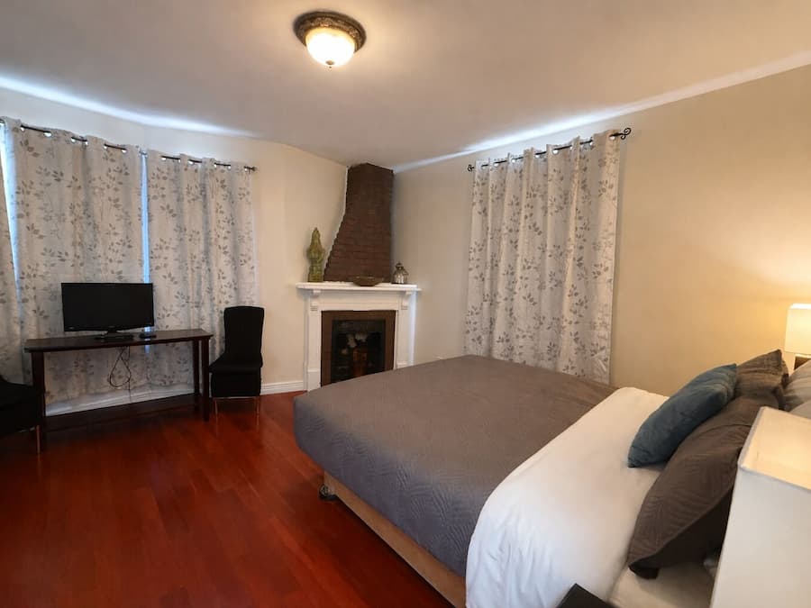 Kamar Deluks, 1 Tempat Tidur Queen, ensuite | Meja kerja, setrika/meja setrika, dan Wi-Fi gratis