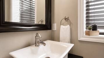 Kamar Deluks, 1 Tempat Tidur Queen, ensuite | Kamar mandi | Perlengkapan mandi gratis, pengering rambut, dan handuk