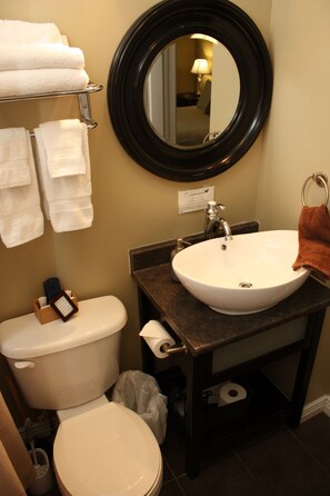 Deluxe-huone, 1 keskisuuri parisänky, kylpyhuone makuuhuoneen yhteydessä | Kylpyhuone | Ilmaiset hygieniatuotteet, hiustenkuivaaja, pyyhkeet