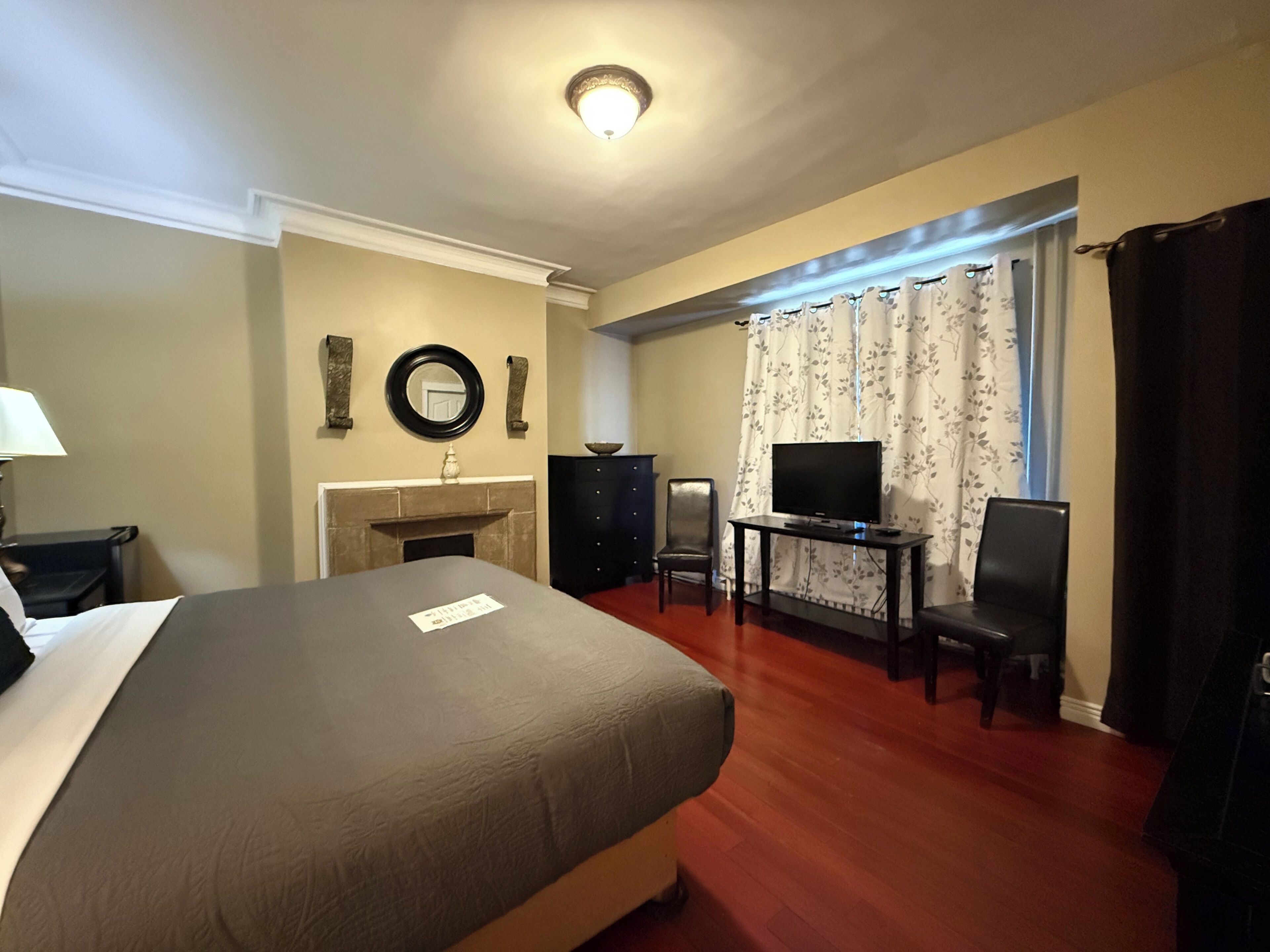 Habitación, 1 cama King size, baño en la habitación | Escritorio, tabla de planchar con plancha y wifi gratis 