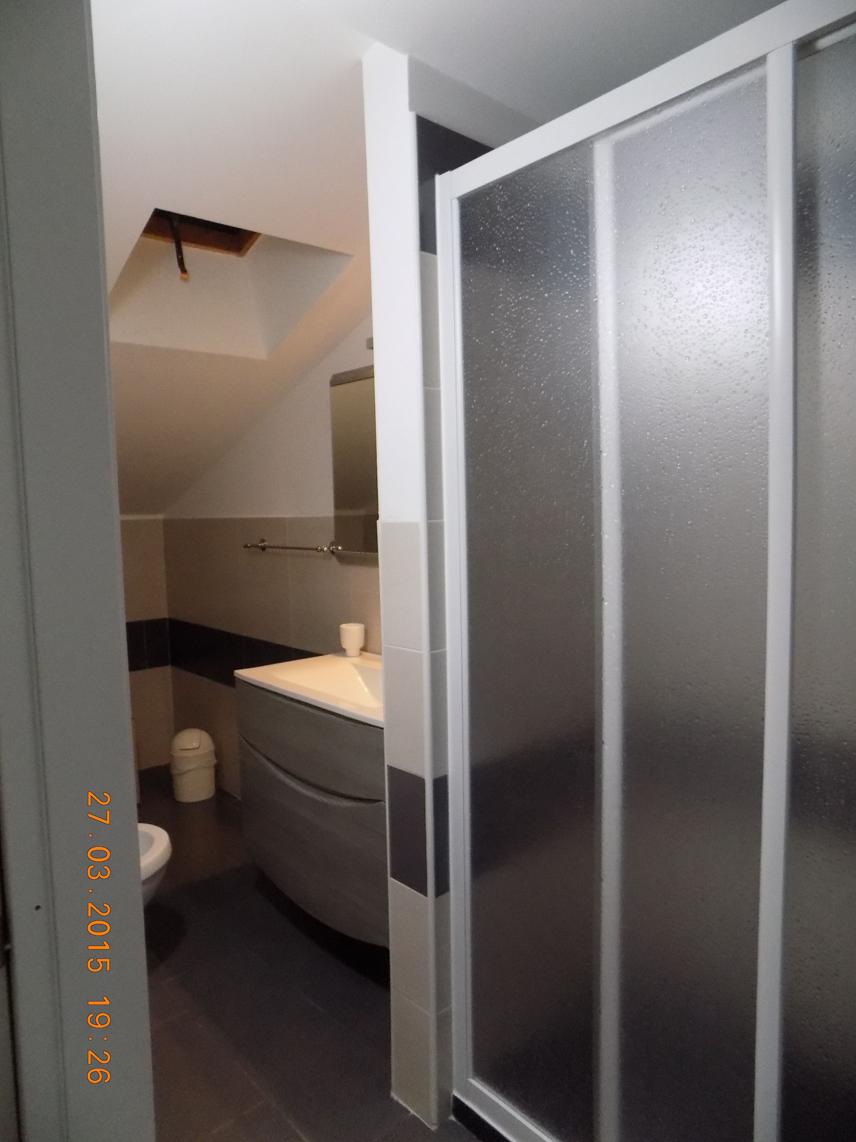 Un baño con inodoro, lavabo y espejo.