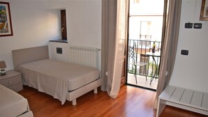 A bedroom with a bed, bedside table, and a bench. - B&B Porta delle Madonie (Campofelice di Roccella)