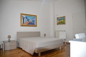 Comfort-Vierbettzimmer | Zimmersafe, Schreibtisch, schallisolierte Zimmer, Babybetten