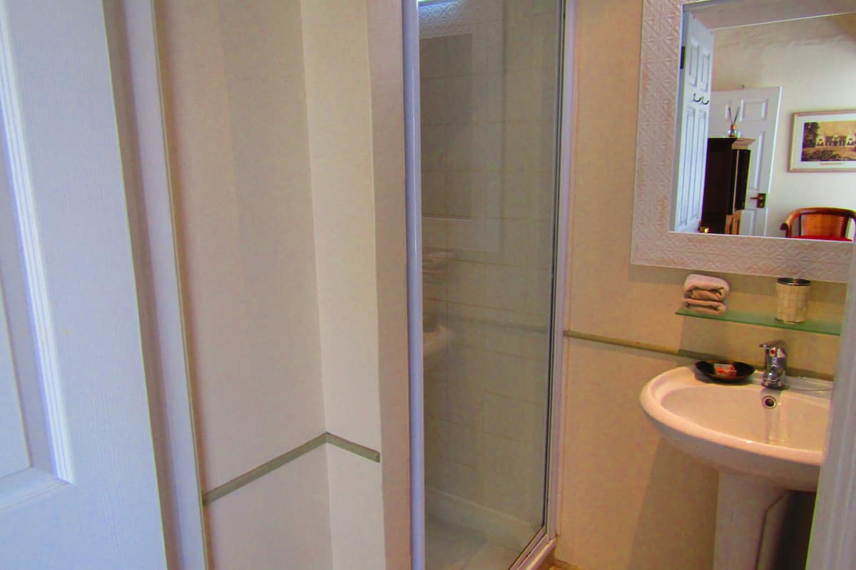Classic dubbelrum (En-suite) | Badrum | Gratis toalettartiklar, hårtork, badrock och handdukar