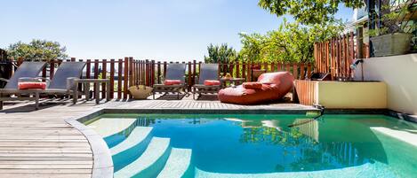 Außenpool, geöffnet von 09:30 Uhr bis 22:00 Uhr, Sonnenschirme