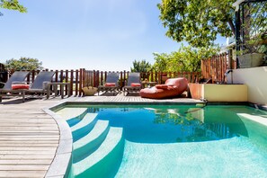 屋外プール、営業時間 9:30 ～ 22:00、プール パラソル、サンラウンジャー