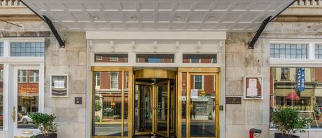 The entrance of the Robert E Lee hotel with a revolving door and a sign above.
