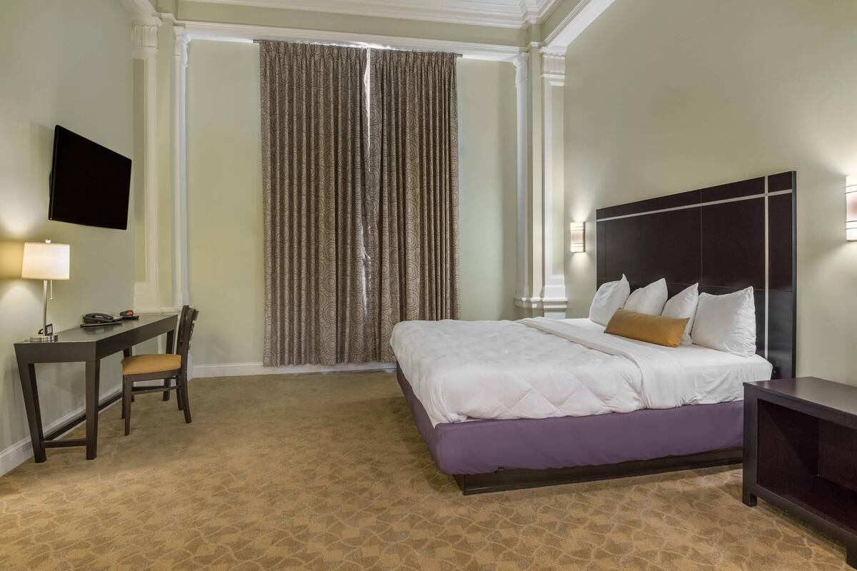 Huone, 1 suuri parisänky, esteetön, tupakointi kielletty | Ylelliset vuodevaatteet, yksilöllisesti sisustettu