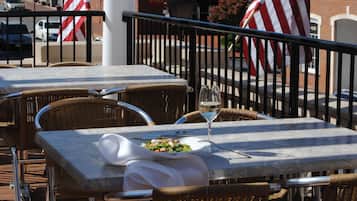 Pranzo, aperto a cena e brunch, cucina americana, con tavoli all'aperto